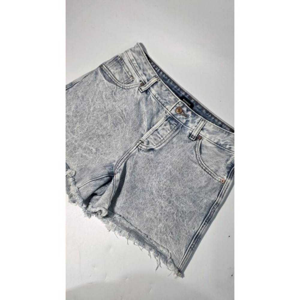 Express Boyfriend Midi Jean Shorts‎ Sz 2 Button Fly Mid Rise Distressed Denim